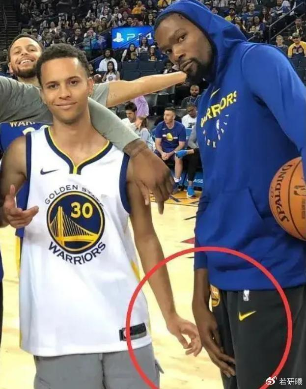 为何说普通人打不了NBA?看完这8张照片,你就有答案了|斯蒂芬·库里|奥尼尔|格里芬|凯文·杜兰特|金州勇士队_新浪体育_新浪新闻